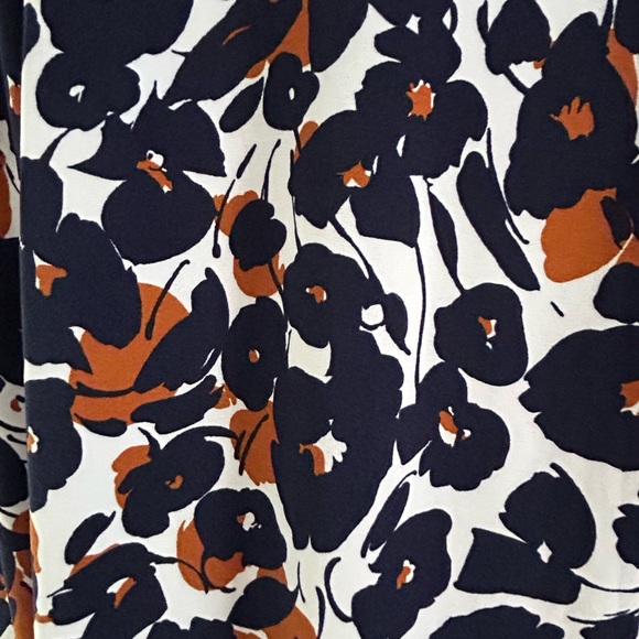 Susan Graver Navy and Gold Floral Capris - Picture 2 of 5